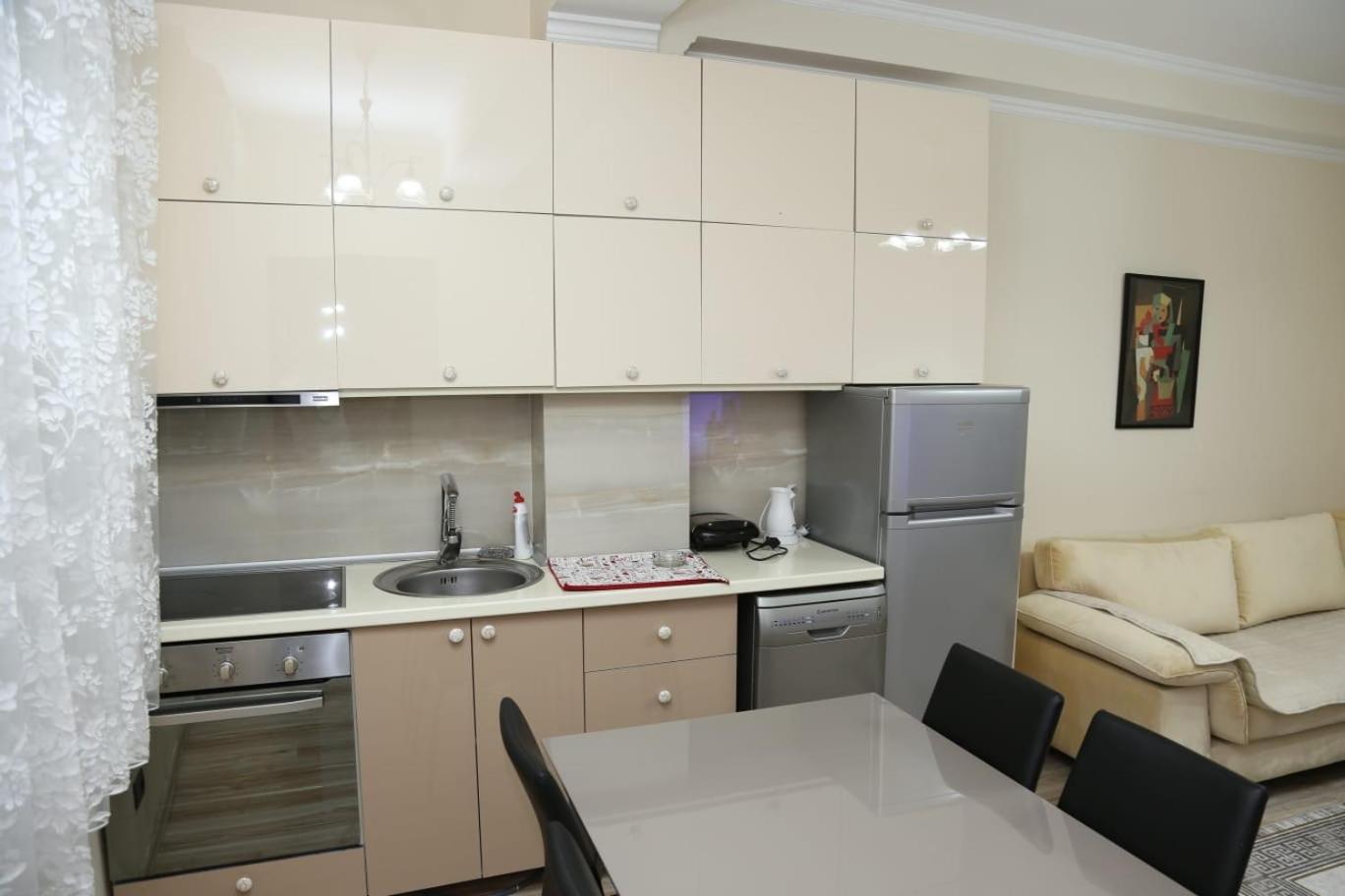 Ergi'S Host Apartment Tirana Zewnętrze zdjęcie